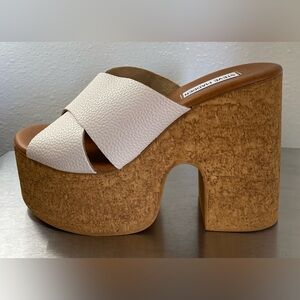 NWT..STEVE MADDEN WOMENS BONE PLATFORM SANDALS